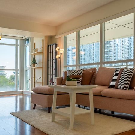 Large 2 Bedrooms Besides Cn Tower Торонто Екстериор снимка