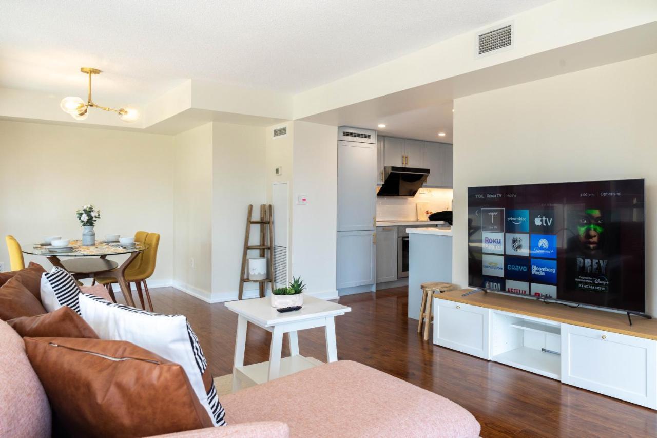 Large 2 Bedrooms Besides Cn Tower Торонто Екстериор снимка