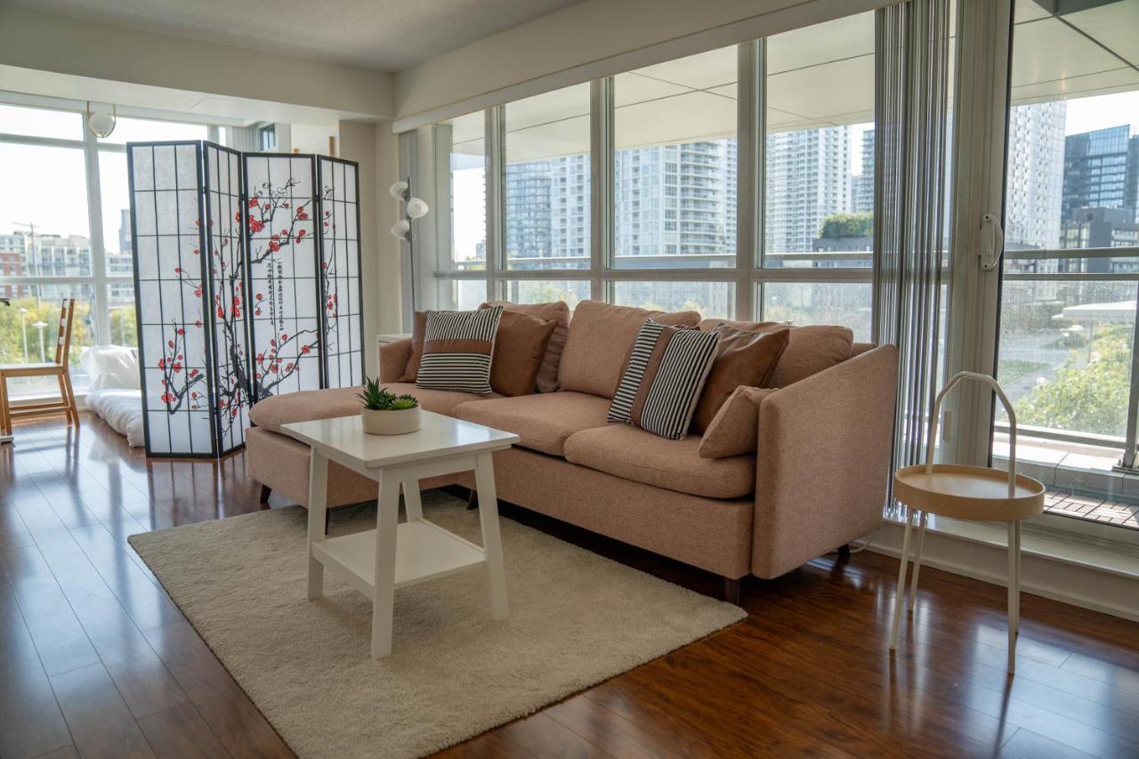 Large 2 Bedrooms Besides Cn Tower Торонто Екстериор снимка