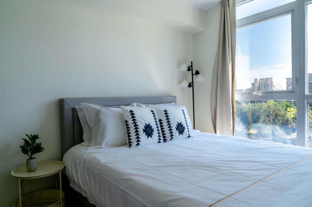 Large 2 Bedrooms Besides Cn Tower Торонто Екстериор снимка